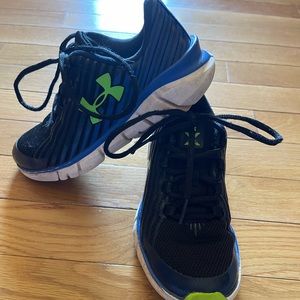 Good Used pair of Under Armour kids size 13 shoes.